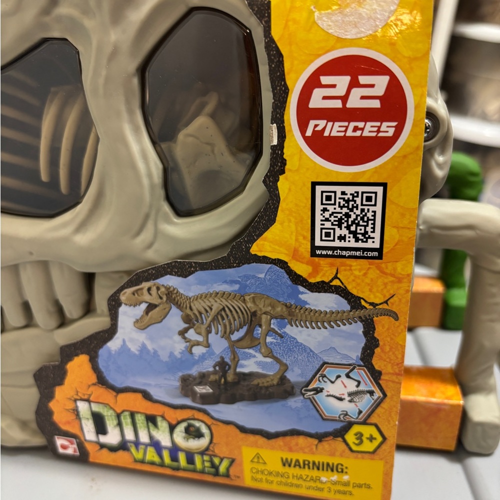 Dino Valley Fossil Bucket Head - Gray Dinosaur Skull Playset - Picture 3 of 4